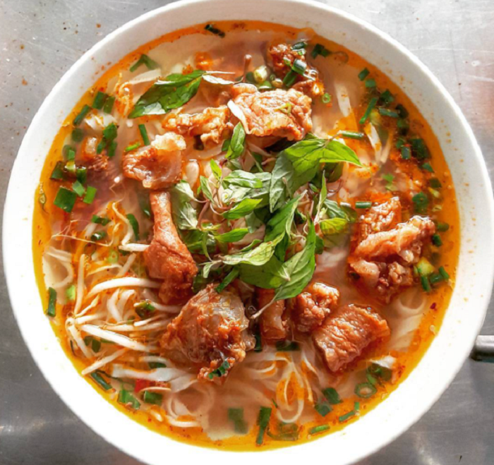 Món phở sốt vang có màu sắc hấp dẫn