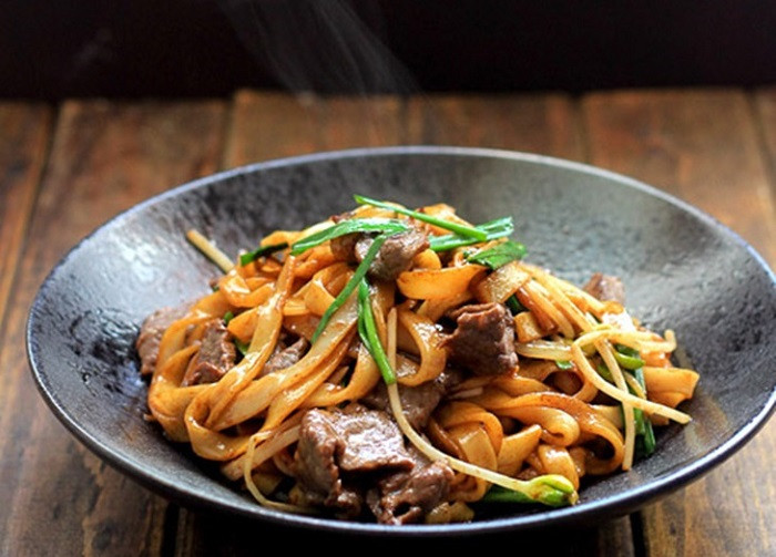 Phở xào được chế biến từ nhiều nguyên liệu