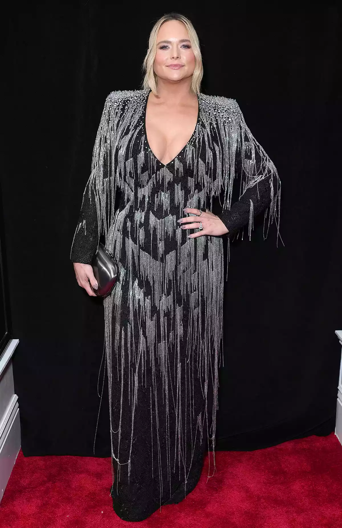 Miranda Lambert trong trang phục của NTK Lê Thanh Hoà thuộc BTS Sa Vũ tại lễ trao giải nổi tiếng nhất toàn cầu. Đây là lần thứ hai trang phục của nhà thiết kế 37 tuổi được ra mắt công chúng quốc tế ở một sự kiện lớn như Grammy. Chiếc váy xẻ cổ chữ V được đính kết tỉ mỉ kết hợp với tua rua dây xích. Kèm thêm kiểu dáng boho chic được sáng tạo mềm mại và sang trọng hơn với phom ôm body khoe trọn những đường cong quyến rũ của người mặc. 