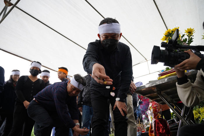 Nhạc sĩ Quốc Trung tại tang lễ tiễn biệt NSND Thái Thị Liên.