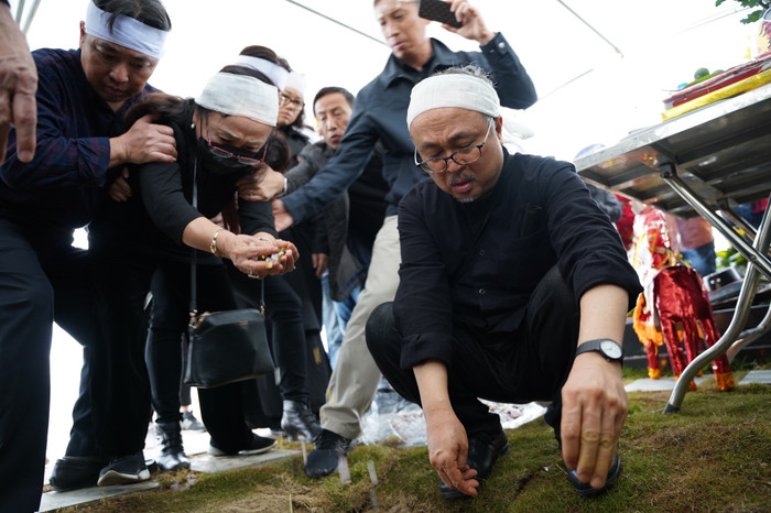 Trong một chia sẻ về mẹ mình, NSND Đặng Thái Sơn từng nói: 'Đời tôi cho đến lúc này nếu có thể coi đạt được một số thành tựu thì công cha, nghĩa mẹ đều như núi Thái Sơn. Nếu như bố tôi cho tôi cá tính, cái chất trong nghệ thuật thì má tôi là người nuôi tôi, sống bên tôi, hỗ trợ tôi hầu như gần hết cuộc đời bà'.