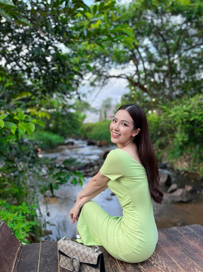 MC Thu Hà gây xôn xao mạng xã hội khi đăng đàn kể chuyện bị một nam cầu thủ Việt nổi tiếng gạ tình.