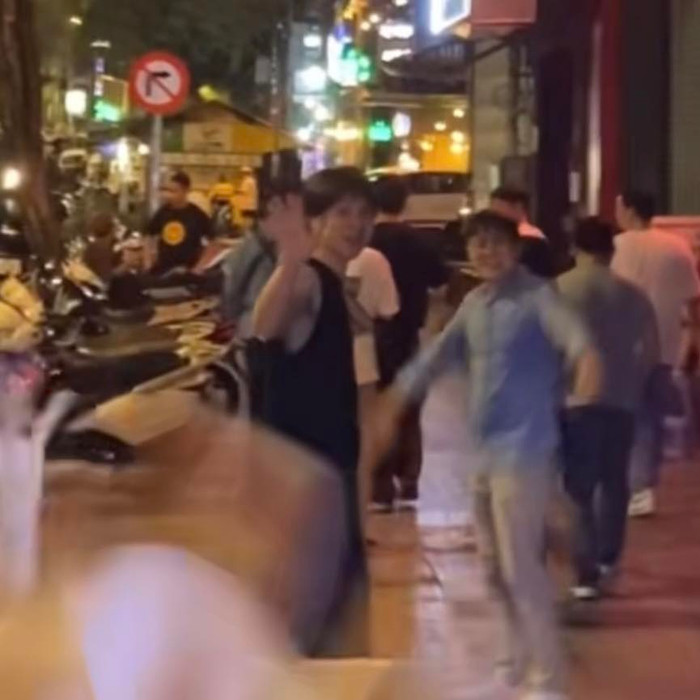 Trước khi rời đi nam diễn viên Kbiz còn thân thiện chào tạm biệt người hâm mộ 