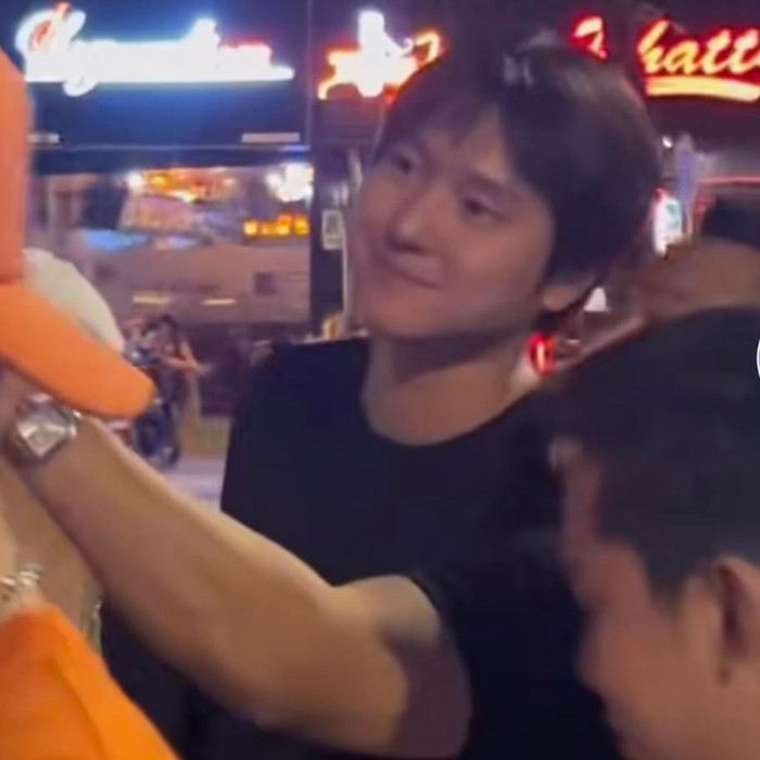 Trong các hình ảnh được chụp bởi người hâm mộ, dễ dàng nhận thấy nam diễn viên Kbiz ăn vận khá giản dị với bộ trang phục 'tông xuyệt tông' với màu đen