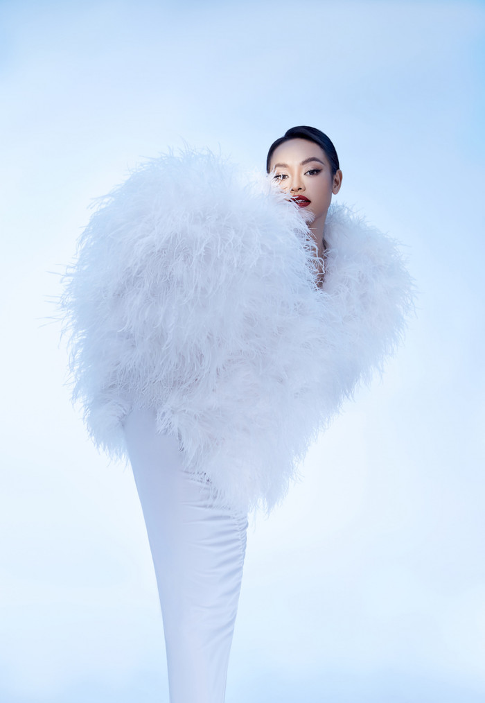 Từng diện những thiết kế tương tự tại các đấu trường nhan sắc trong nước lẫn quốc tế, nên Mai Ngô không khó để biết cách tỏa sáng trong set đồ trên. 