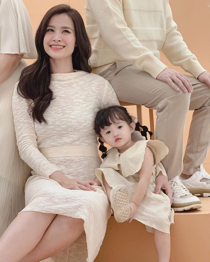 Đông Nhi và con gái Winnie
