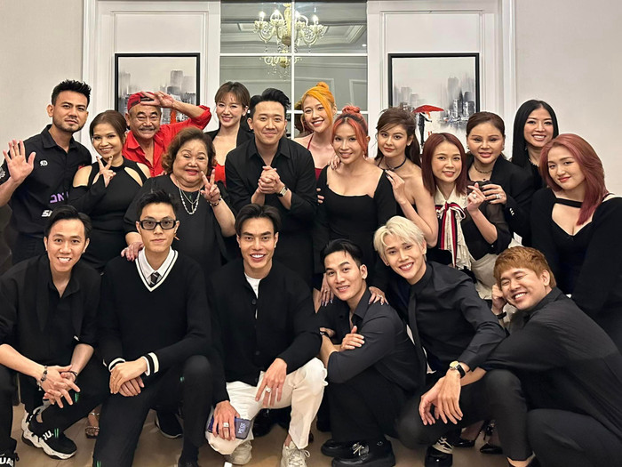 Trấn Thành không giấu khỏi sự hạnh phúc khi đón tuổi mới cùng các đồng nghiệp, tiền bối, hậu bối thân thiết trong nghề