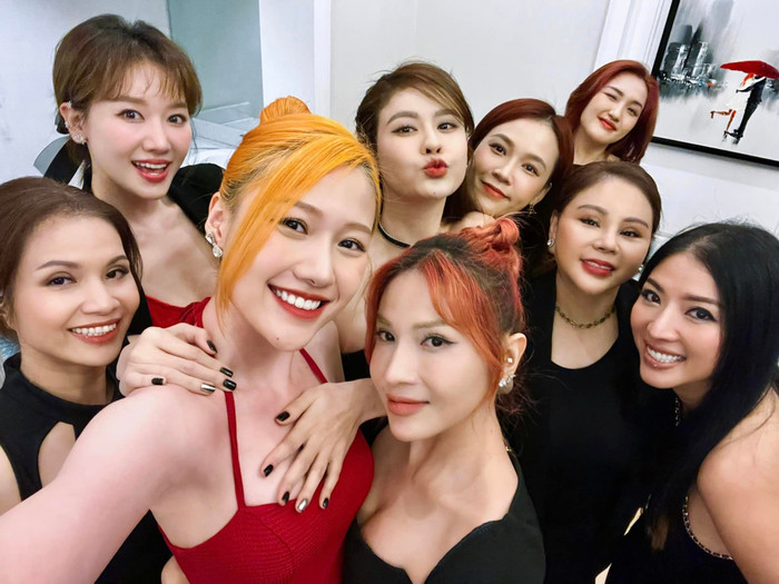 Các sao nữ đều trang điểm xinh đẹp, mặc những chiếc váy nổi bật nhất