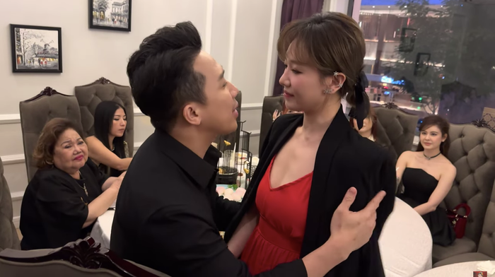 Bà xã Trấn Thành gửi lời chúc đến nam nghệ sĩ trong tiệc sinh nhật.
