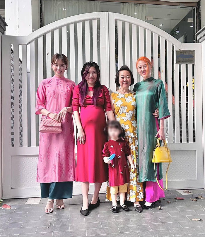 Không chỉ được ông xã yêu chiều, Hari Won còn rất được lòng nhà chồng. 