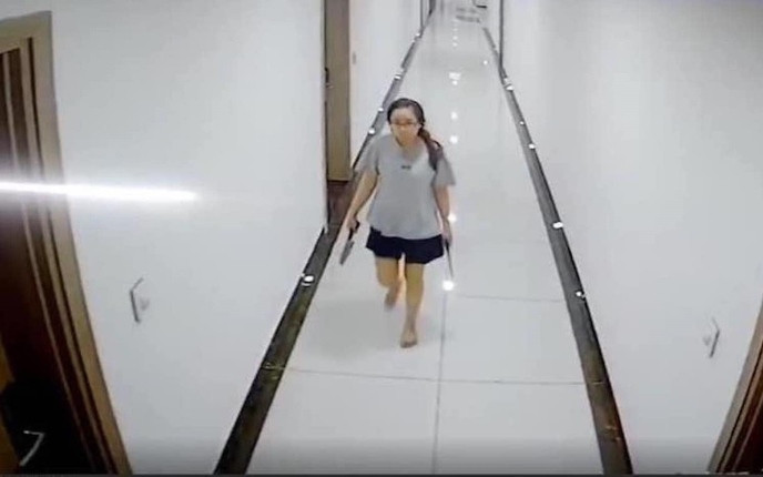 Xác minh thông tin người phụ nữ cầm dao đi dọc hành lang chung cư vì 'nghi ngờ bị theo dõi nhằm hãm hại' Ảnh 2