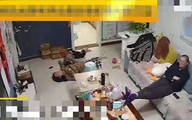 Mẹ ngất xỉu khi cãi nhau với bố, hành động bất ngờ của con trai khiến nhiều người rơi nước mắt Ảnh 2