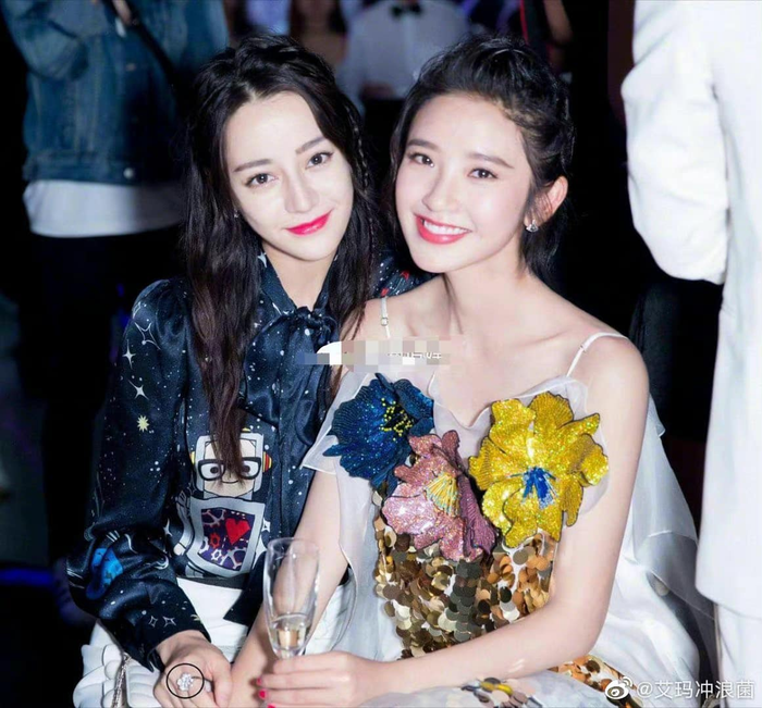 Địch Lệ Nhiệt Ba trông kém tươi tắn hơn hẳn Đường Nghệ Hân khi cả hai cùng xuất hiện trong một khung hình.&nbsp;