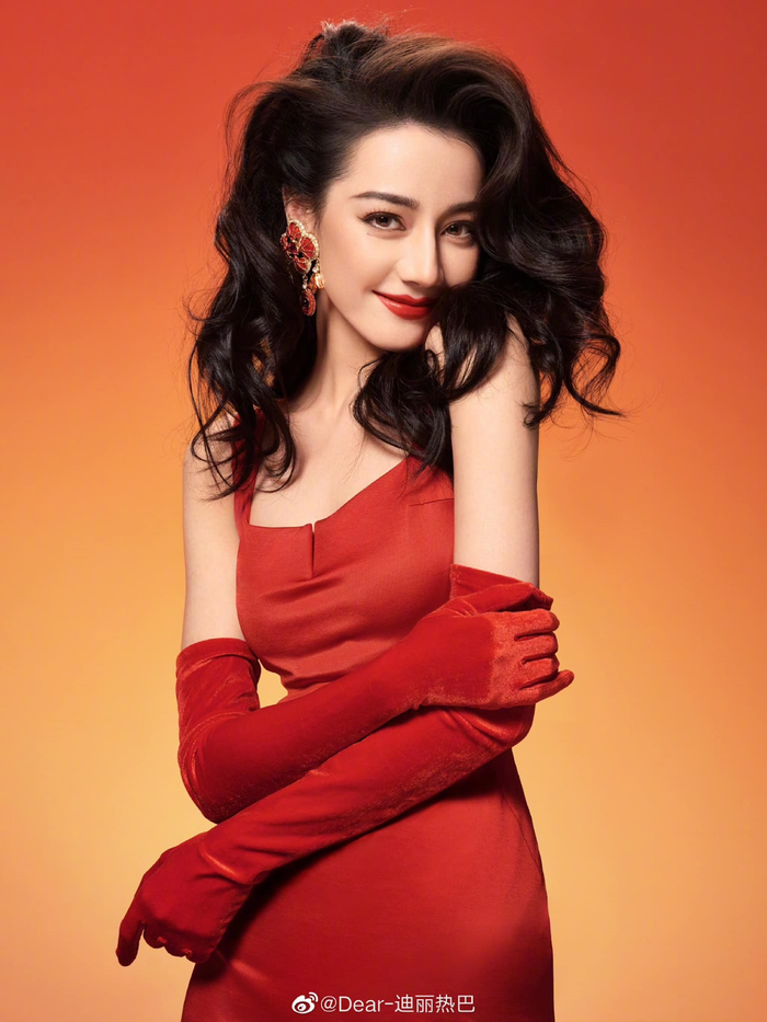 Địch Lệ Nhiệt Ba có nhan sắc nổi bật ít ai phủ nhận được. Nữ diễn viên nhiều lần nằm trong top các minh tinh xinh đẹp nhất nhưng vẫn có khoảnh khắc bị chê kém sắc hơn đồng nghiệp.&nbsp;