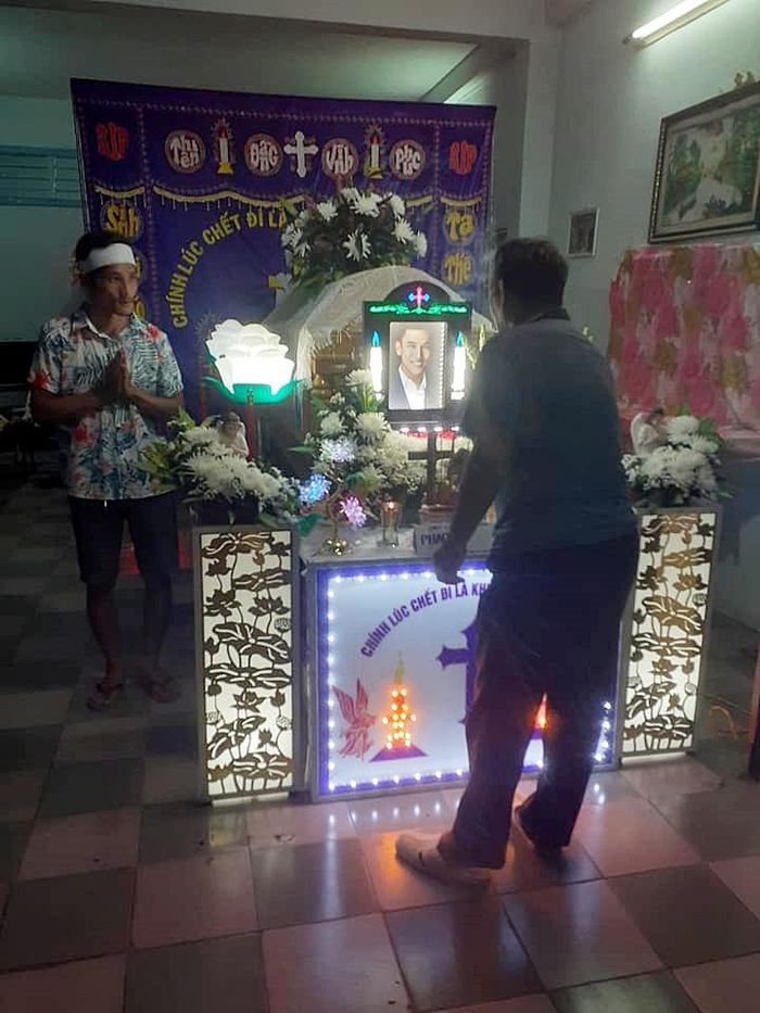 Lễ tang của nam doanh nhân diễn ra đơn giản