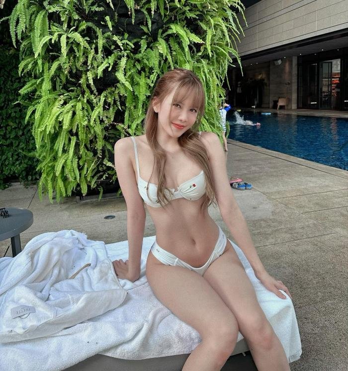 Thiều Bảo Trâm diện bikini chưa 'hạ nhiệt', netizen lại 'choáng ngợp' trước Thiều Bảo Trang Ảnh 2