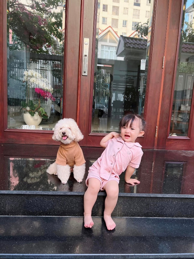 Khoảnh khắc hài hước của bé Winnie bên cạnh nhân vật lạ khiến dân mạng cười ra nước mắt.