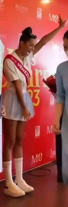 Nhận được giải thưởng lớn nên mỹ nhân Venezuela đã quên luôn cả hình tượng của một Hoa hậu.