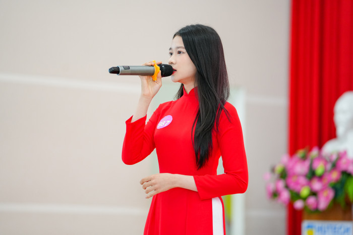 Nguyễn Thị Thanh Thùy khiến bao người “lụi tim” với giọng hát ngọt ngào