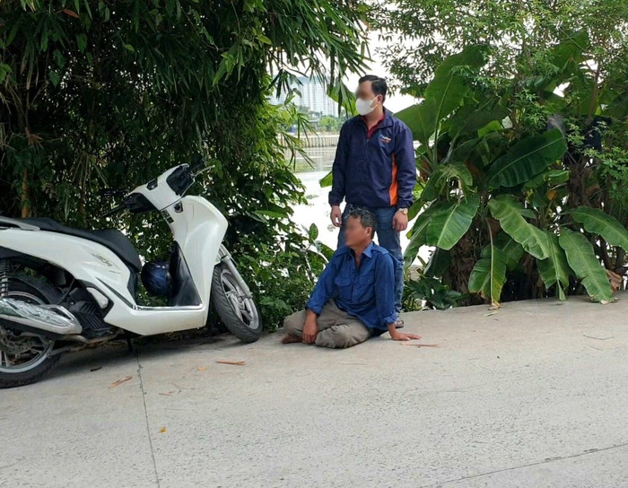Người cha ngồi thụp xuống bật khóc nức nở khi biết con gái đã mất