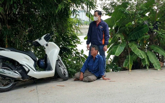 Người cha đứng không vững, ngồi thụp xuống khóc nức nở khi hay tin xác con gái nổi trên sông Sài Gòn Ảnh 2