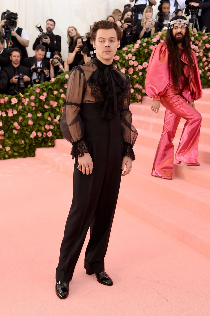 Đồng tổ chức Met Gala 2019, nam ca sĩ xuất hiện trên thảm hồng với áo ren đen và đeo khuyên tai ngọc trai hình giọt nước.