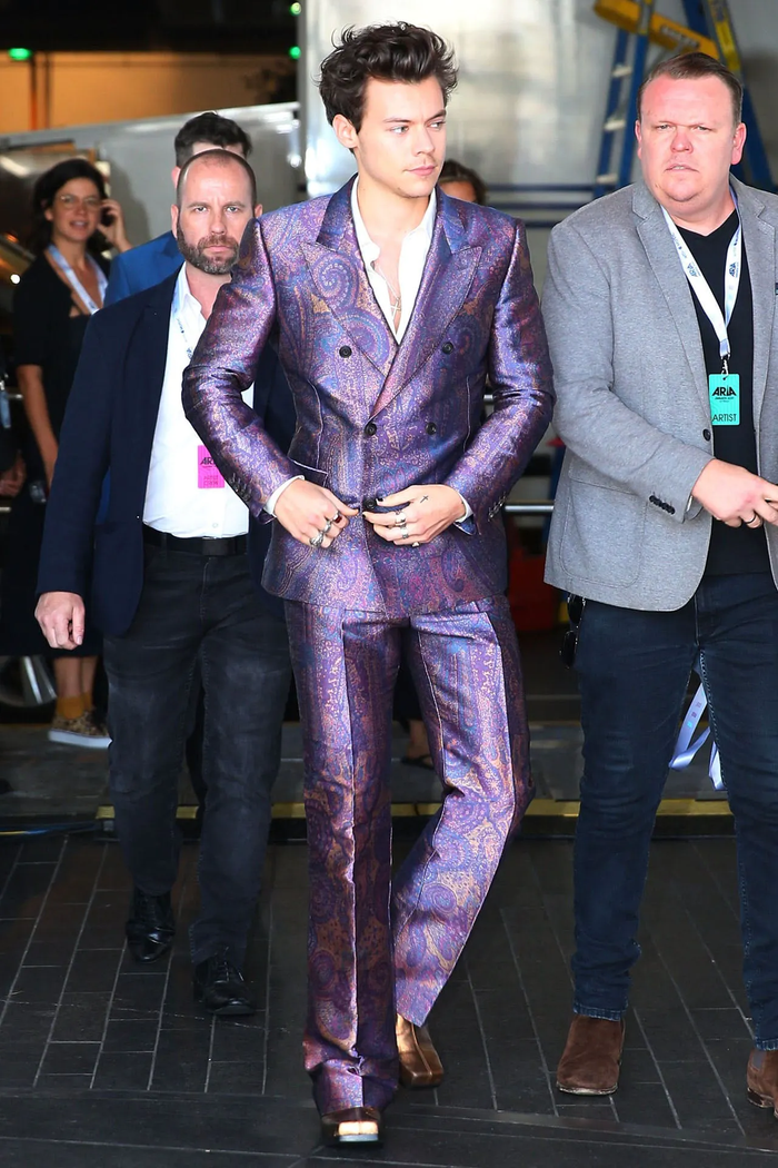 Harry Styles chiếm trọn spotlight với bộ suit màu tím của Alexander McQueen.