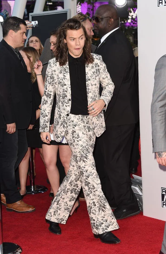 Harry Styles xuất hiện trên thảm đỏ của American Music Awards 2015 cùng các thành viên One Direction trong bộ vest hoa từ bộ sưu tập Xuân/Hè 2016 của Gucci.