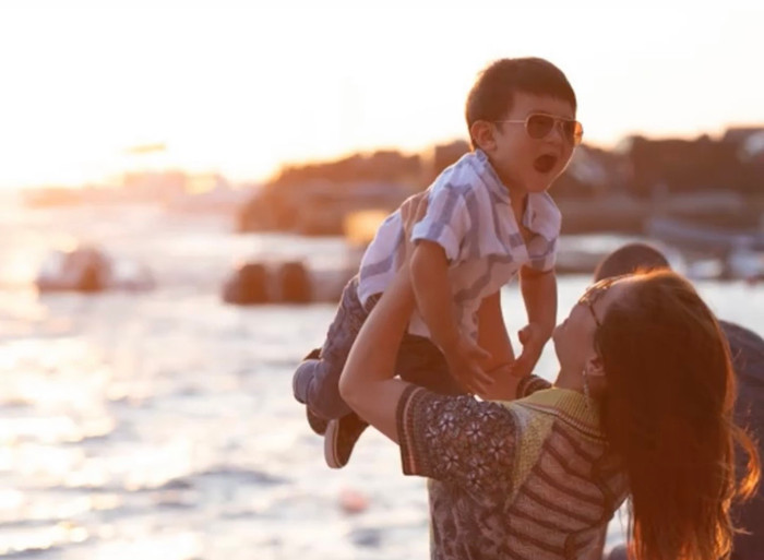 Còn nhỏ tuổi nhưng Thiên từ là cậu bé hiểu chuyện, biết nghe lời bố mẹ và cực điển trai. 