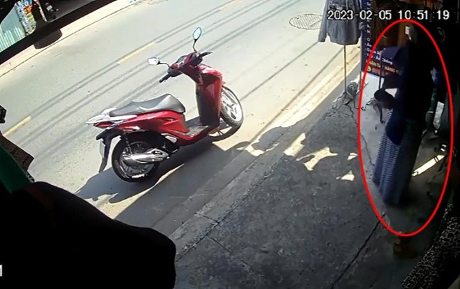 'Quý cô' đi xe trăm triệu ghé cửa hàng thời trang rồi giở trò xấu xí Ảnh 2