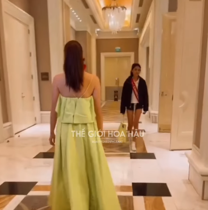 Hai nhân vật chính trong clip là Miss Charm Phillipines (váy xanh) và Miss Charm Cambodia.