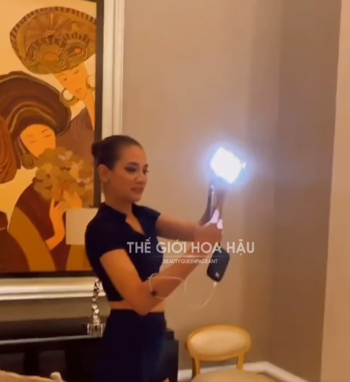 Miss Charm Malaysia đã sẵn sàng quay lại tiểu phẩm gây cười của bạn thi.