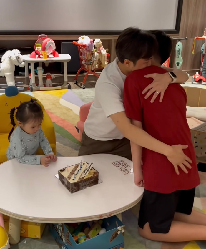 Anh liên tục thể hiện tình yêu thương qua hành động ôm, hôn cực tình cảm với Subeo. 