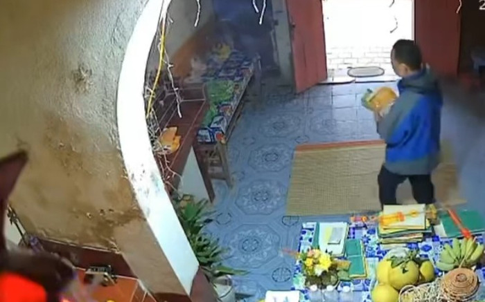 Vừa thành tâm lễ bái tại nơi thờ tự xong, người đàn ông liền có hành động bất ngờ khiến ai nấy chết lặng Ảnh 2