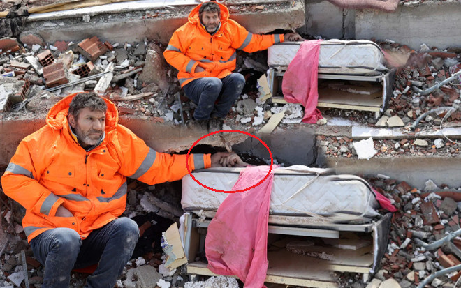 Quặn lòng hình ảnh cha nắm tay con gái thò ra từ đống đổ nát từ trận động đất cho đến khi cô bé qua đời Ảnh 2