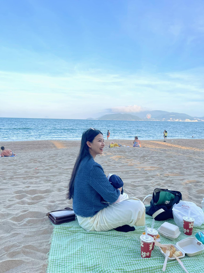 Vợ Phan Mạnh Quỳnh hào hứng bế con ngắm biển.