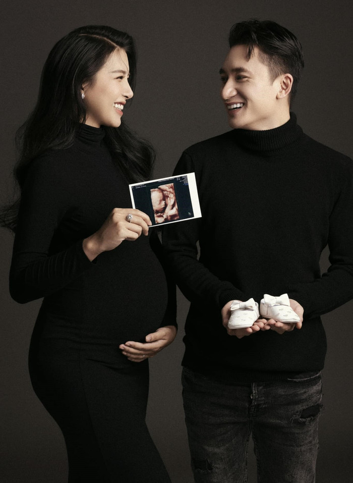 Phan Mạnh Quỳnh và bà xã Khánh Vy.