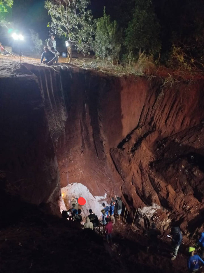 Hiện trường cuộc giải cứu bé gái 1 tuổi bị rơi xuống hố sâu 13m. 