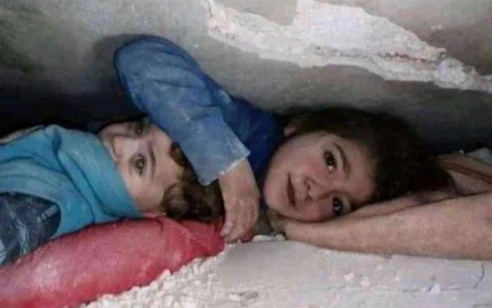 Hình ảnh bé gái Syria che chắn cho em trai suốt 36 giờ dưới đống đổ nát sau động đất gây xúc động Ảnh 2