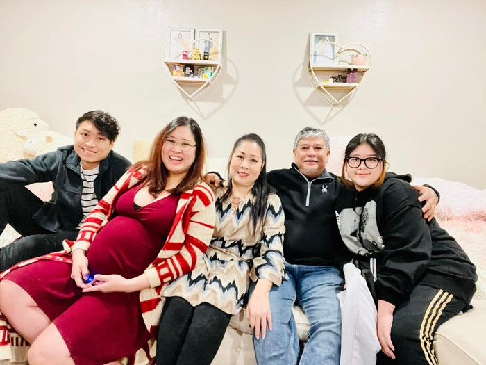 Cô thấy hạnh phúc khi sau tất cả có ông xã và gia đình luôn ở bên.