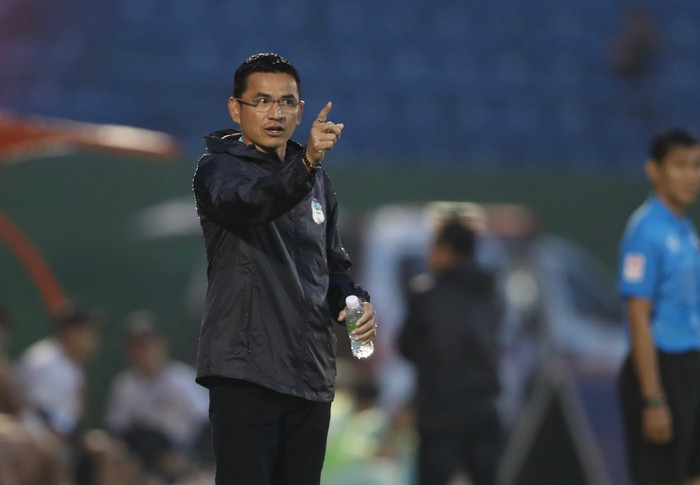 HLV Kiatisuk tiếc vì hoà Bình Dương ở phút bù giờ thứ nhất. Ảnh: Anh Đồng