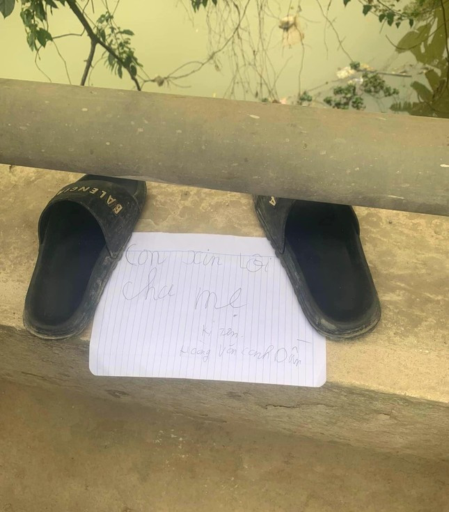 Đôi dép cùng mảnh giấy để lại hiện trường khiến người dân nháo nhào đi tìm kiếm