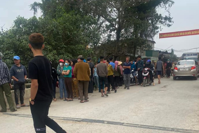 Người dân lo lắng có mặt tại hiện trường, nháo nhào tìm kiếm