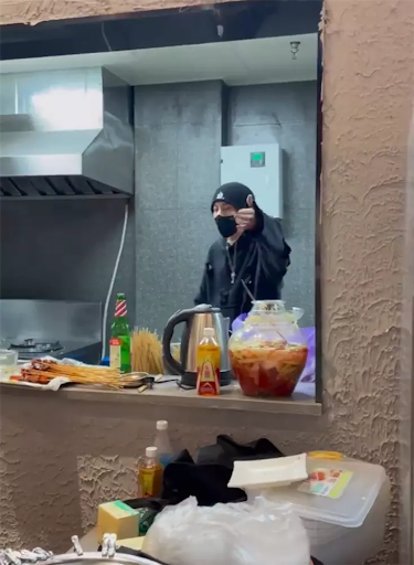 Khi bị người hâm mộ bắt gặp đang đứng bếp, Vương Hạc Đệ vẫn vô cùng vui vẻ tạo dáng chụp hình