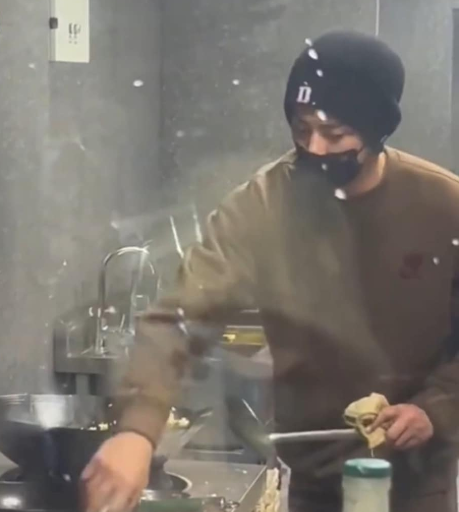 Vương Hạc Đệ có đam mê nấu ăn ở mọi nơi