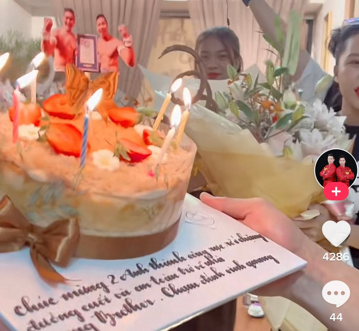 Mọi người còn chu đáo chuẩn bị chiếc bánh kem gửi tới 2 anh em Quốc Cơ - Quốc Nghiệp.