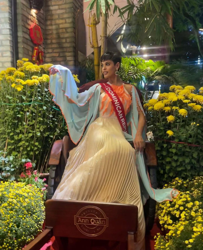 Dù sở hữu làn da ngăm nâu cùng vóc dáng khác hẳn với những cô gái Việt Nam nhưng Valentina Campion vẫn có thể 'cân' được bộ váy truyền thống. Các mỹ nhân đã bày tỏ sự thích thú khi được tham gia vào những hoạt động tìm hiểu văn hóa của Việt Nam và đăng tải rất nhiều hình ảnh trên mạng xã hội.