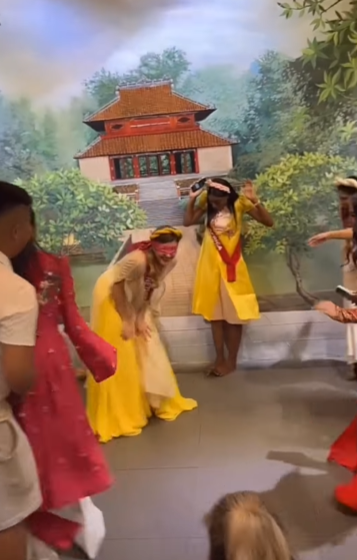 Ban tổ chức đã cho thí sinh trải nghiệm những trò chơi truyền thống của Việt Nam như bịt mắt bắt dê, đập niêu,... Các đại diện tỏ ra thích thú khi được tham gia vào những hoạt động thú vị, bổ ích.