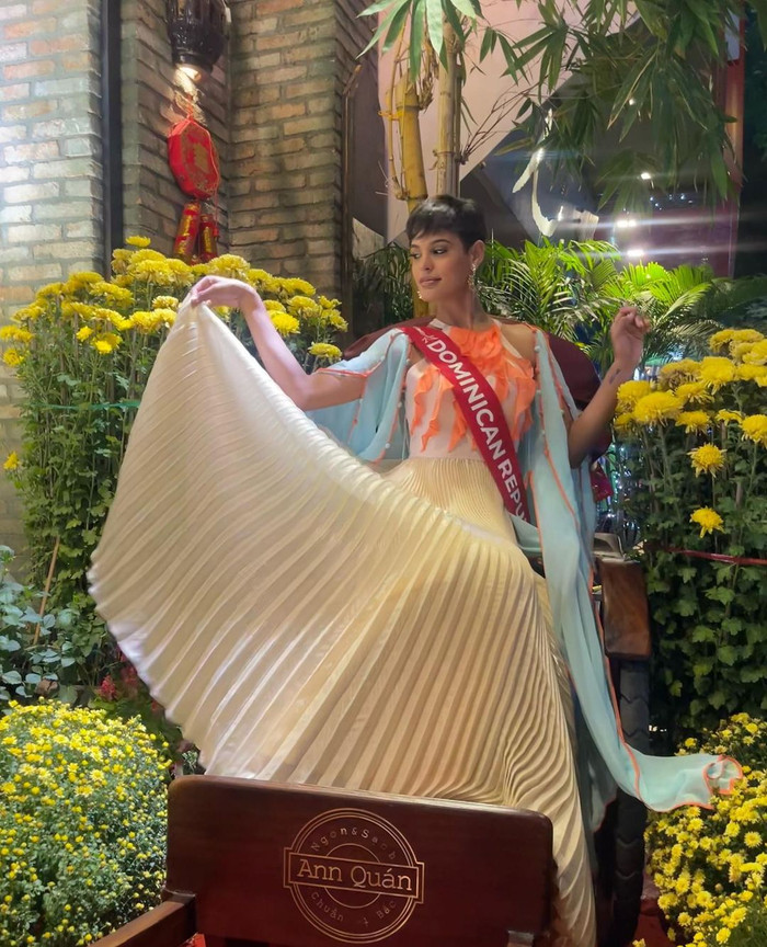 Trang phục truyền thống của Việt Nam vẫn có thể khiến các người đẹp toát lên vẻ yêu kiều, quyến rũ không kém gì những bộ váy dạ hội cắt xẻ táo bạo. Lần đầu khoác lên mình bộ trang phục này, người đẹp Cộng hòa Dominica đã nhanh chóng 'bắn ảnh' rất điêu luyện.