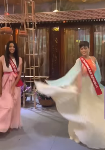 Dàn mỹ nhân vui vẻ nhảy múa trong điệu nhạc dân gian Việt Nam.